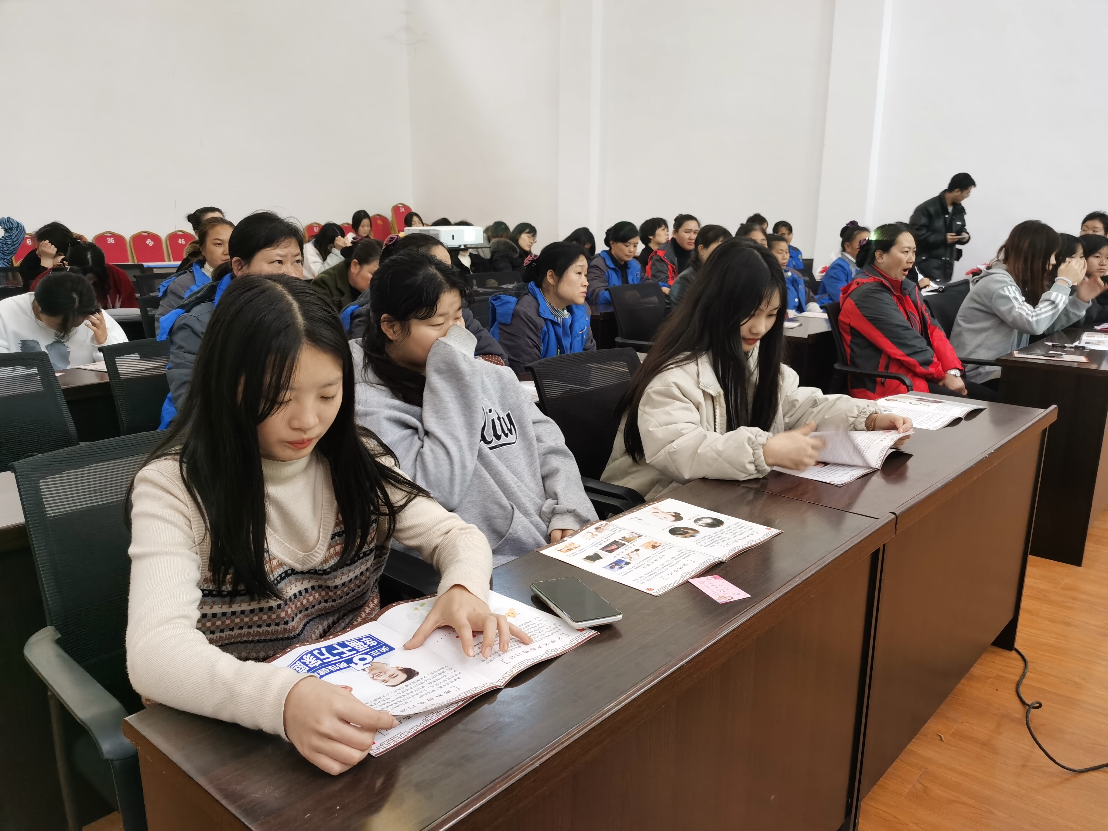 郴州市海納中等職業(yè)技術(shù)學校關(guān)愛女性  三八活動(圖2)