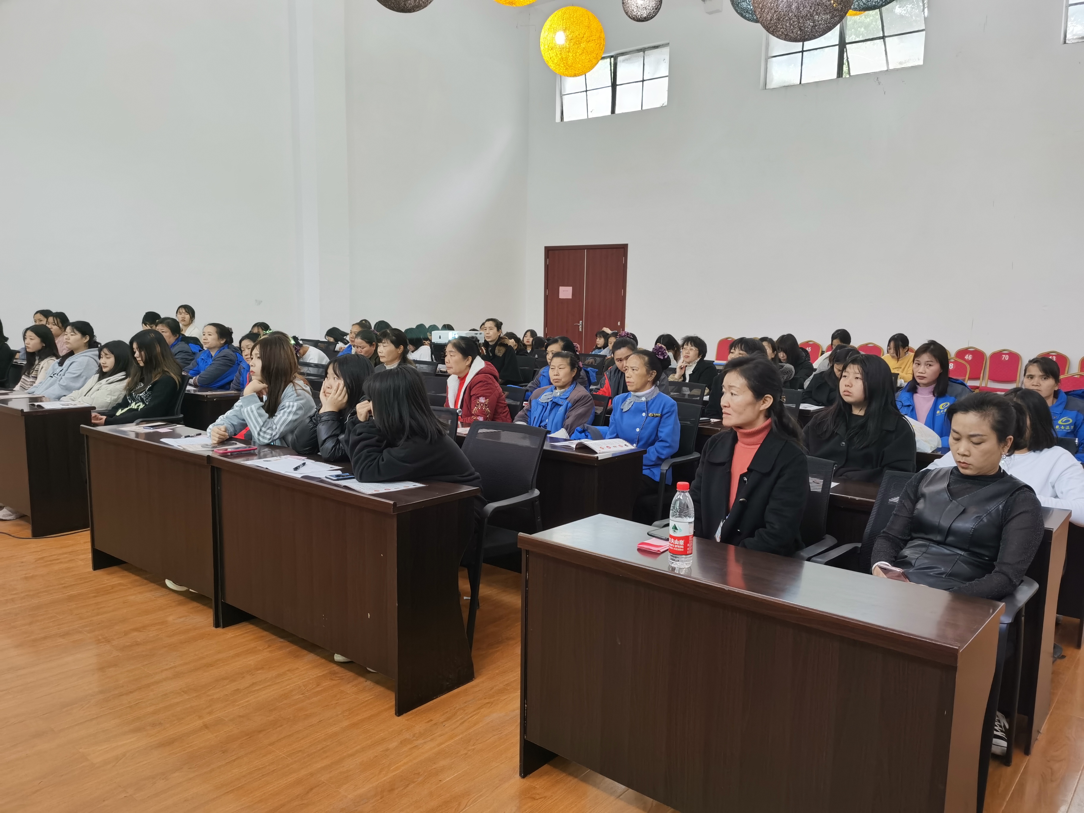 郴州市海納中等職業(yè)技術(shù)學校關(guān)愛女性  三八活動(圖4)