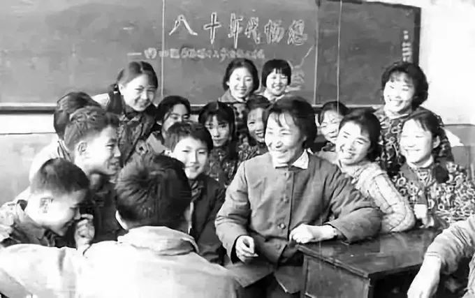 從教70年！93歲的她是無數(shù)老師的偶像(圖1)